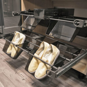 Zapatera con canastas