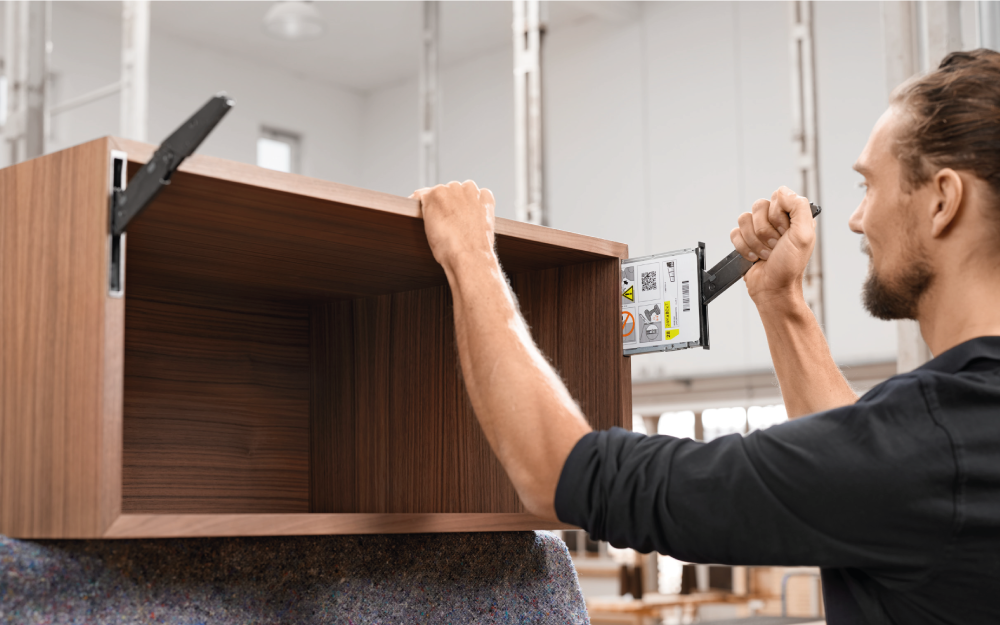 Aventos HKi de Blum: innovación compacta que transforma el diseño de muebles