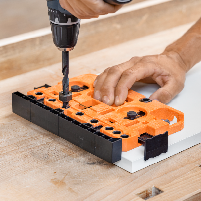 Herramienta para marcar y taladrar las posiciones de fijaciones frontales y fondos