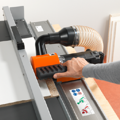 En la fabricación de muebles, la precisión técnica es el factor que diferencia un mueble común de uno profesional. Cada milímetro cuenta, y un montaje exacto es la base de una instalación duradera, estética y funcional.