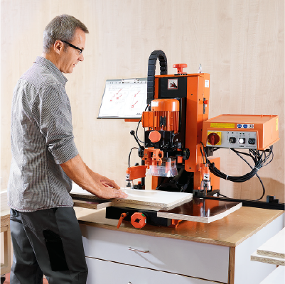 En la fabricación de muebles, la precisión técnica es el factor que diferencia un mueble común de uno profesional. Cada milímetro cuenta, y un montaje exacto es la base de una instalación duradera, estética y funcional.